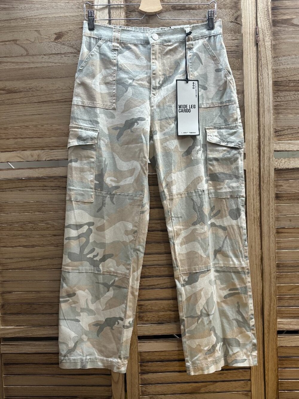 Almost Famous NWT Neutral Camo Wide Leg Cargo Pants Size M